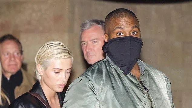 金·卡戴珊|卡戴珊深夜晒素颜照，怪异形象引媒体热评！白色背心大秀傲人身材