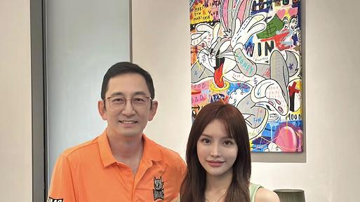 吴启华|港星吴启华在富婆家中庆生，整桌茅台好阔气，和美女合影紧张搓手