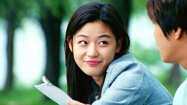 全智贤伦敦时装周生图曝光，41岁仍保持少女身材，但被眼袋出卖了