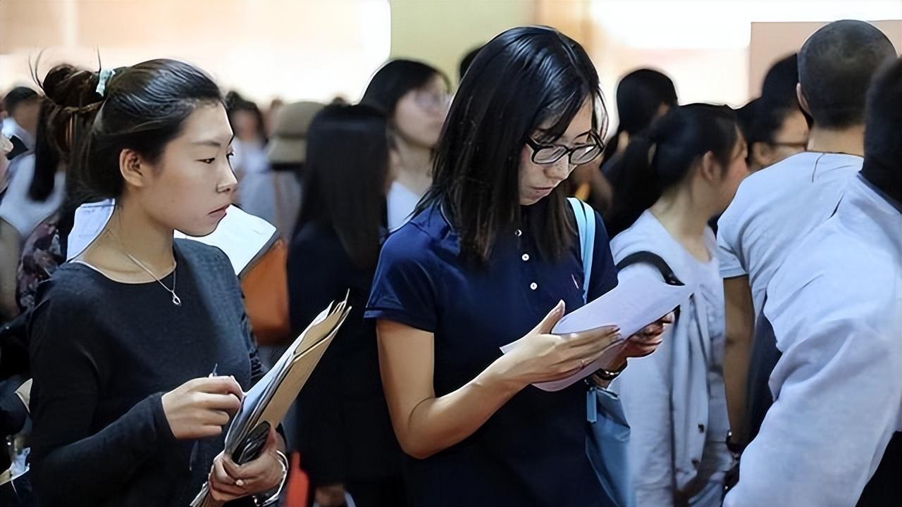 黑白配|效果立竿见影！教师退出机制刚一落地，教师招聘就“遇冷”了？