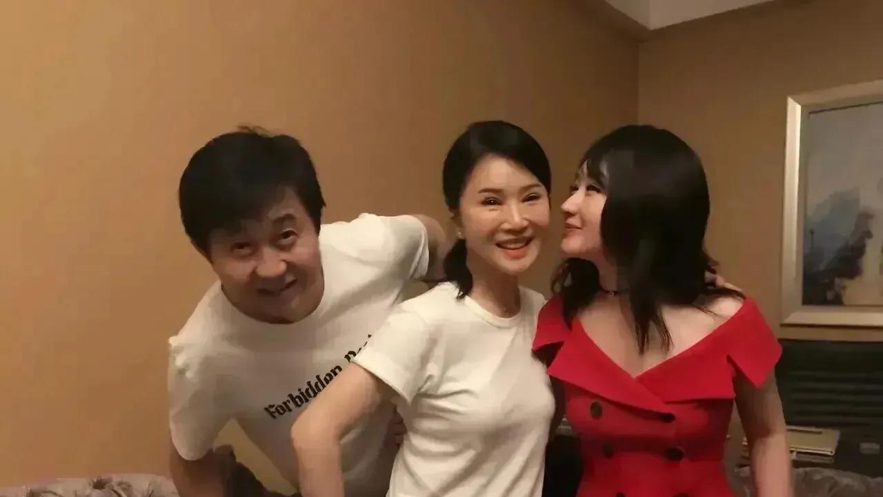 杨钰莹|51岁杨钰莹做客54岁任静付笛生夫妇家，杨钰莹比任静年轻太多