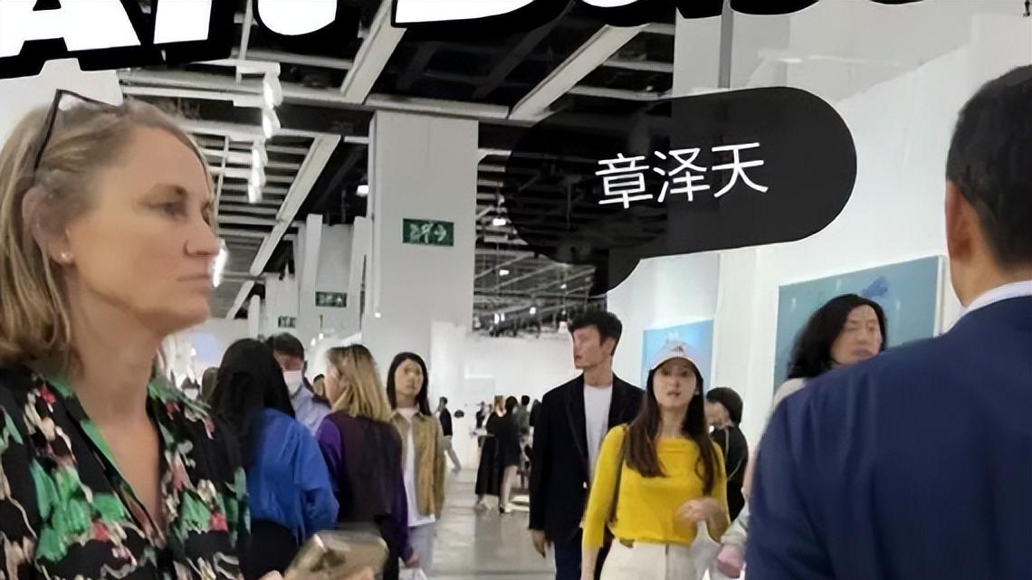 赌王|顶级名流云集！赌王四太带奚梦瑶看展，甘比邓文迪罕同台