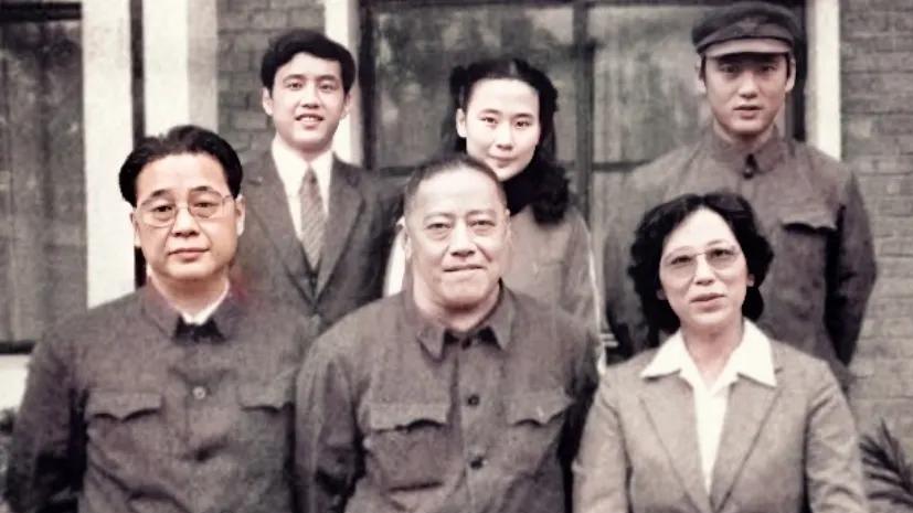 朱琳|1984年，李鹏一张罕见的全家福，妻子朱琳、女儿李小琳，罕见出镜