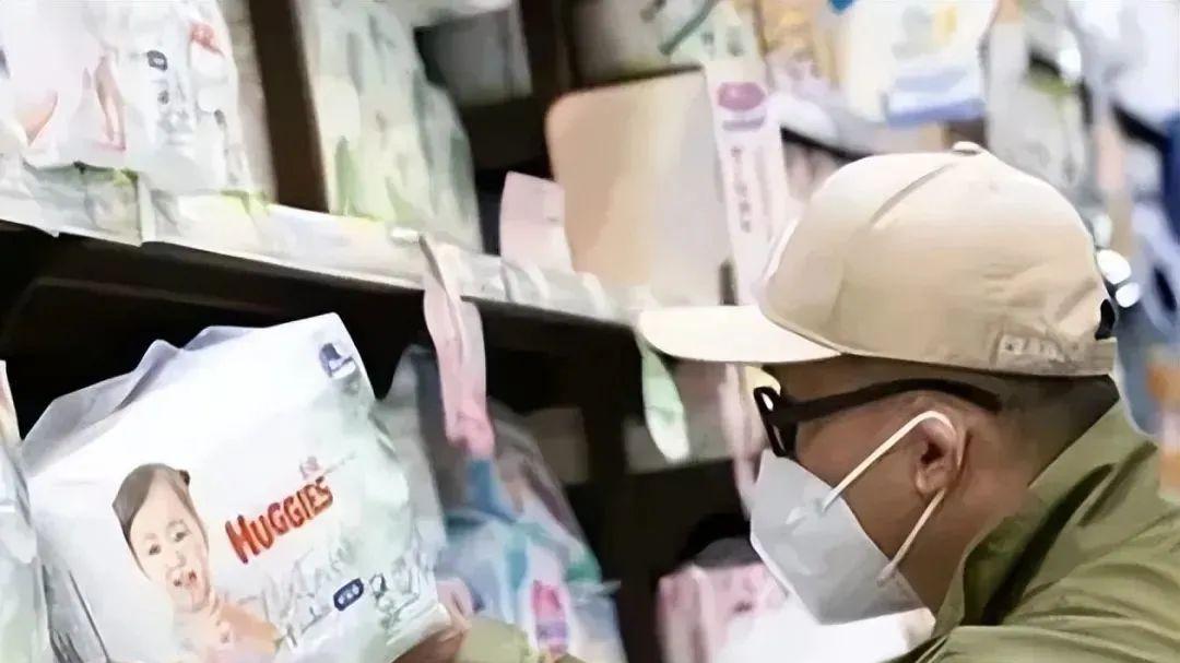 大S近况曝光？手推婴儿车现身商场？顺利迎来三胎了？具俊晔抱娃开心到合不拢嘴