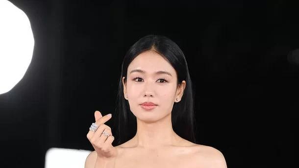 韩国女星红毯上裙子滑落，韩网友表示，1亿韩元的裙子质量也不行