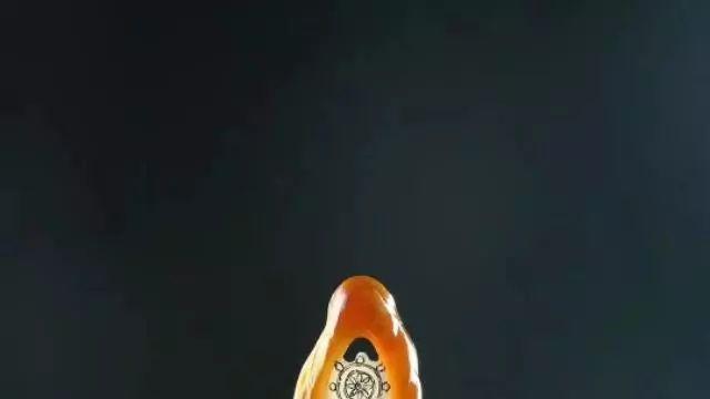玉雕|一块不起眼的翡翠怪桩料，在玉雕大师的精雕细琢下出如此完美作品！