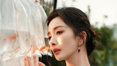 张庭 揭秘明星养颜秘籍，张庭早晚敷面膜，杨幂专注饮水保湿护肤
