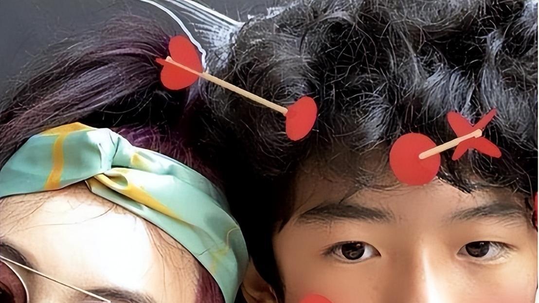 看完刘烨儿子的照片，终于明白混血儿的心酸，周华健比儿子还年轻