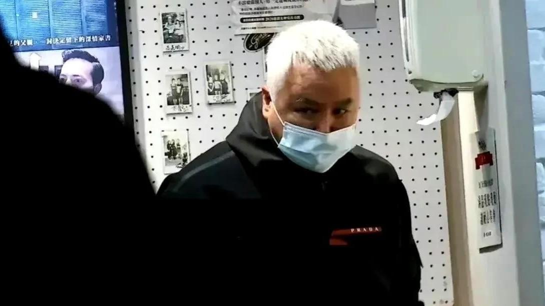 林瑞阳|63岁林瑞阳罕见露面，长相越来越怪异，白发白眉没有一根胡子