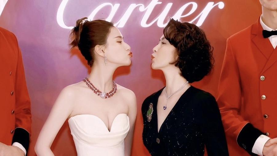 何超莲|何超莲跟何超琼关系有多好？采访中不称她为姐姐，直接称呼其名字