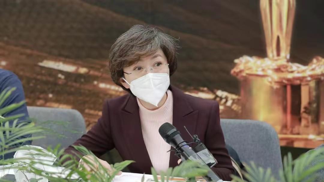 西装|海霞突然老了好多！素颜亮相不修边幅，满头白发但气质很出众