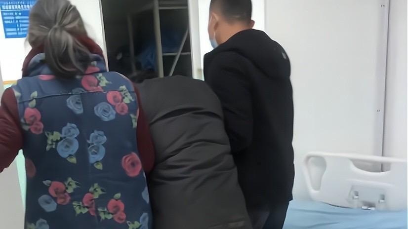 四川：儿子带父亲看病，全程暴力拖拽：怎么还不死