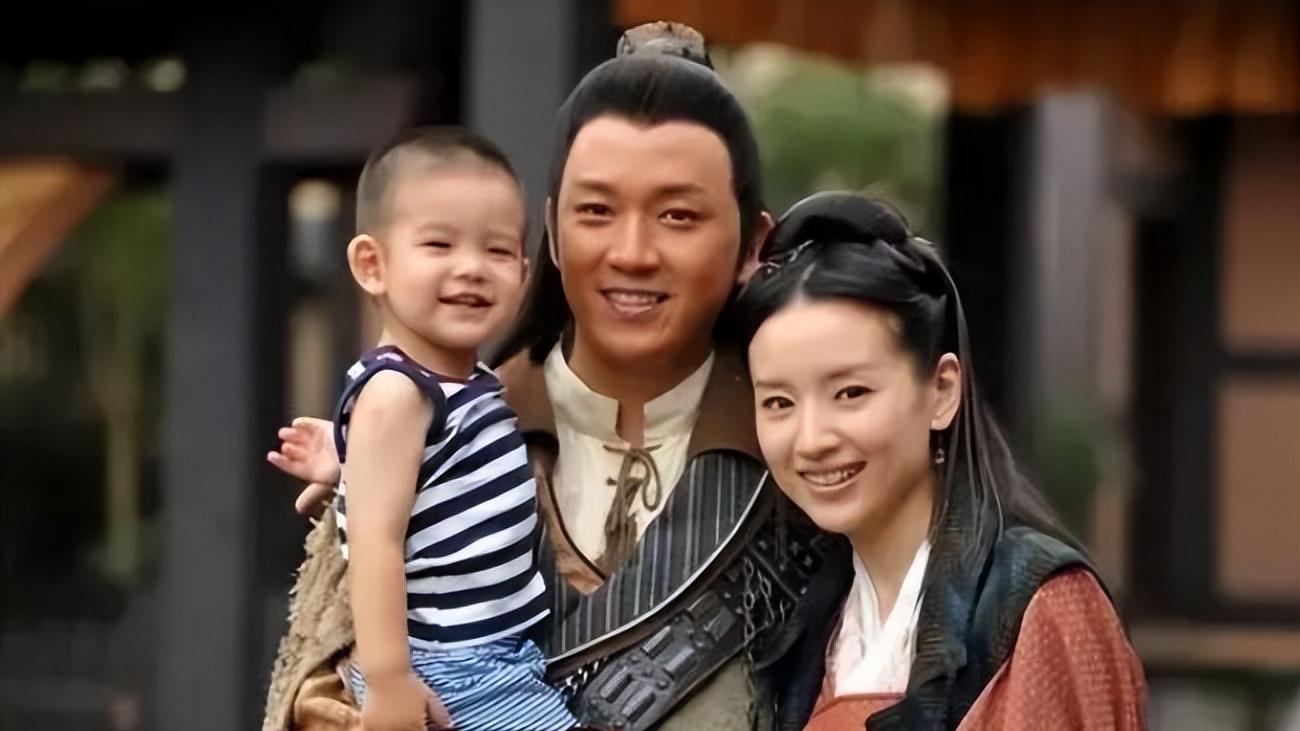 董洁|董洁与潘粤明和解后，携儿子现身机场，14岁顶顶展露笑颜帅炸了