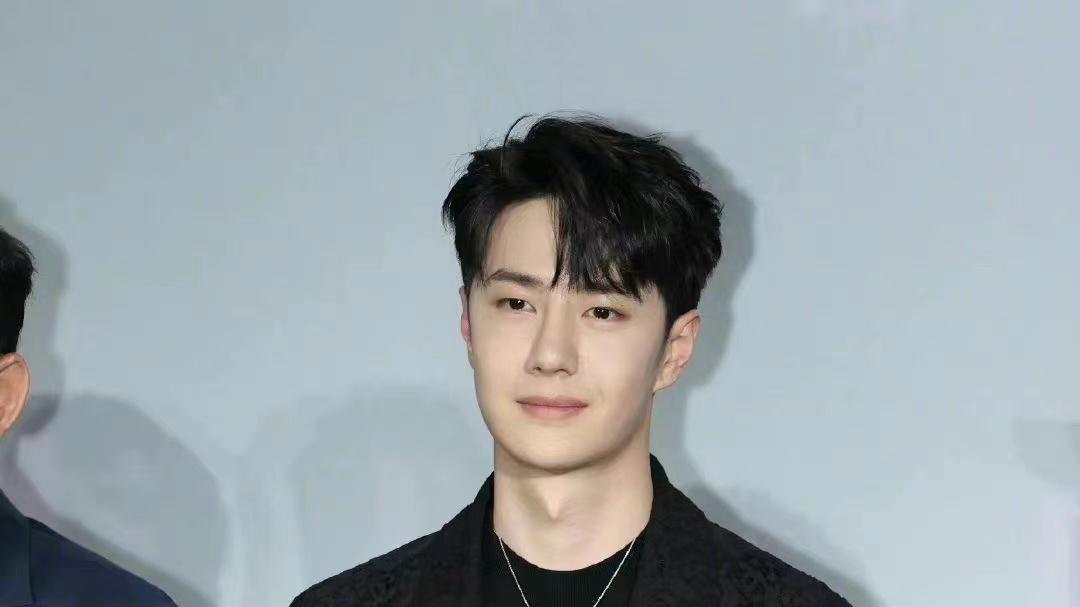 王一博|王一博《无名》首映礼活动造型，穿黑色花纹西装配黑T高级且优雅