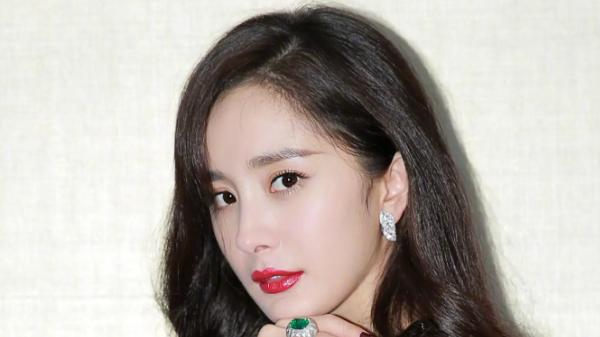 杨幂立新人设，疑似为了转型，但旧闻被扒出