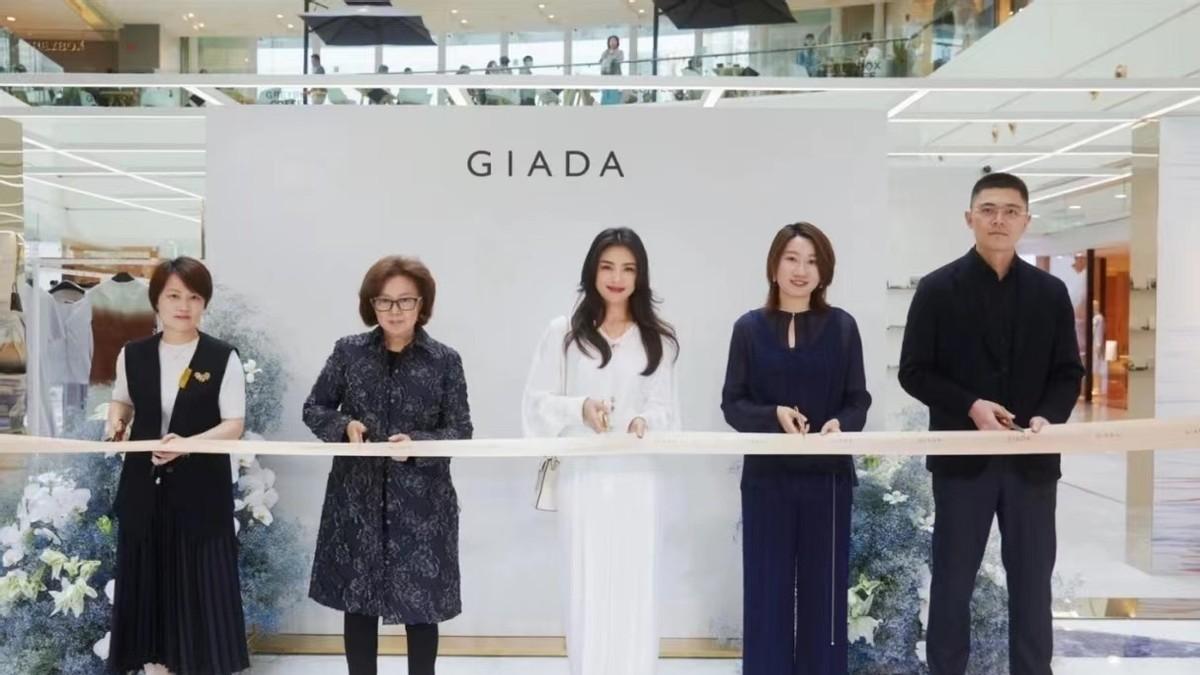 刘涛|45岁刘涛脸嫩到不敢认！穿一身白参加活动状态绝了，这也太美了