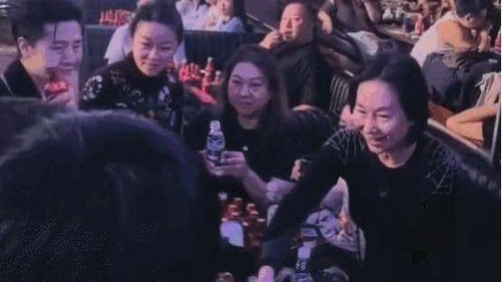 61岁何超琼现身酒吧，老板陪同一一敬酒，超琼一饮而尽超豪爽