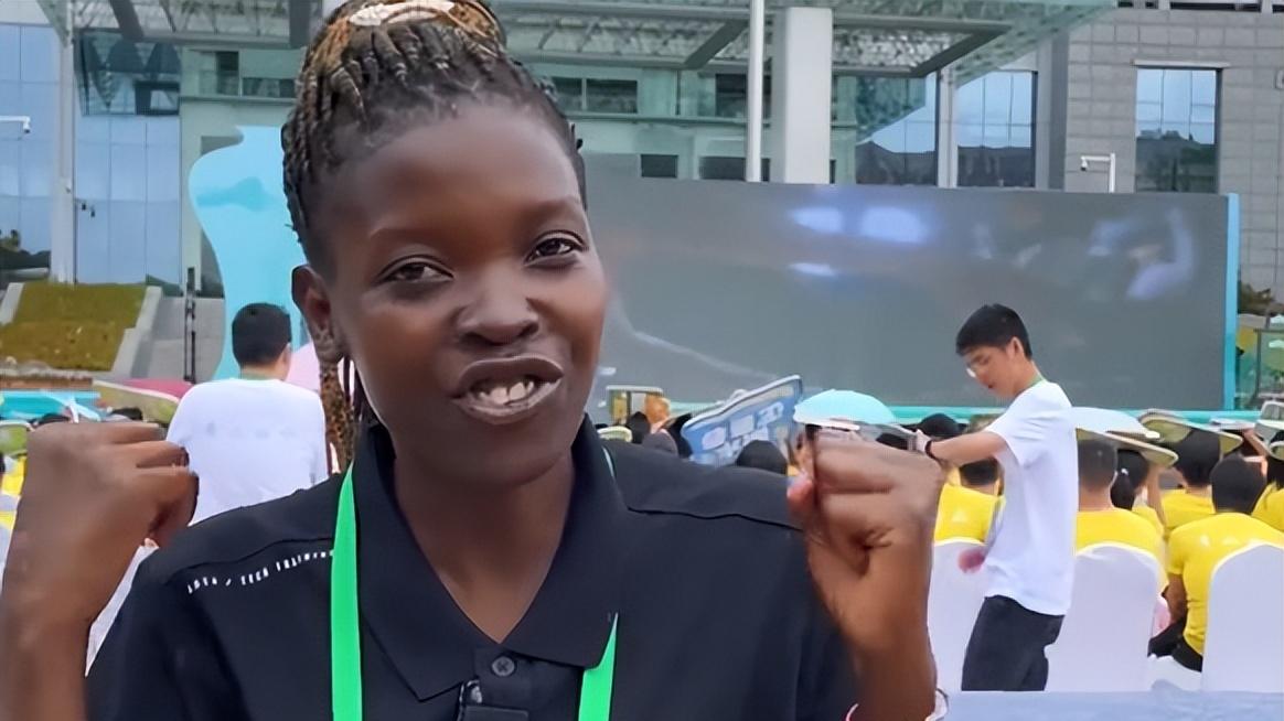 网红Rose当火炬手被拒，一路陪跑呐喊喧宾夺主，失落表情引热议