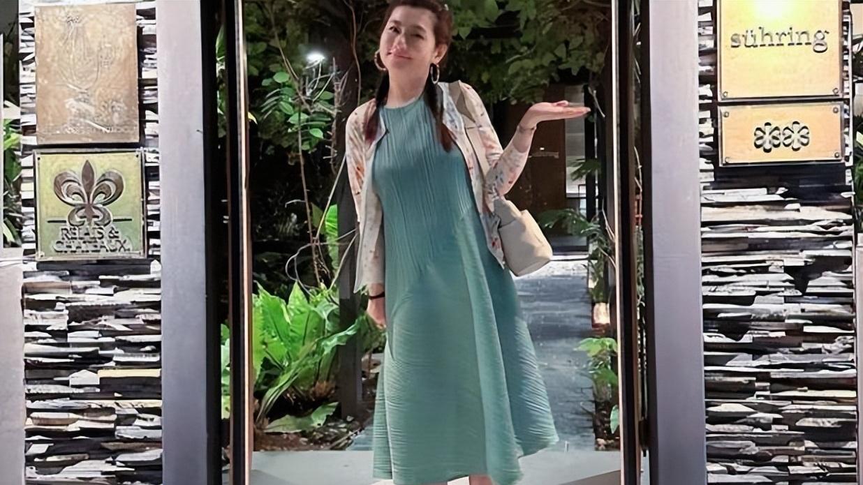 Selina|任家萱挺孕肚游泰国，巧遮大肚不似怀孕，公开烧伤疤痕大展自信美