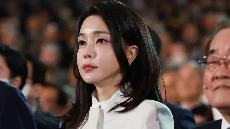 睡眠 被51岁“韩国夫人”圈粉了：长发微卷，衣穿成套，美得高级又体面