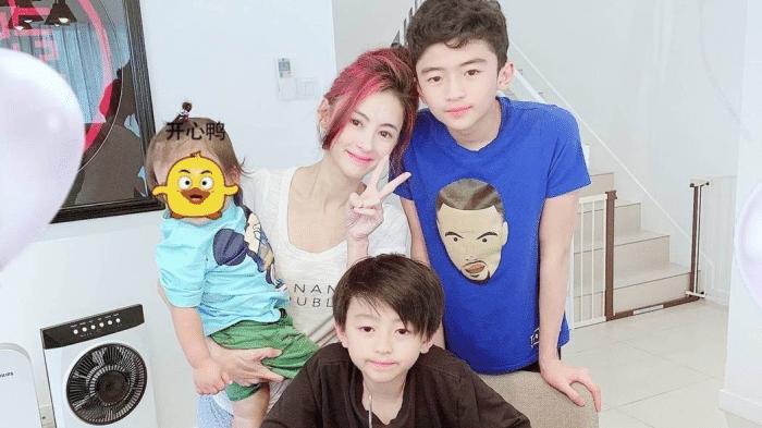 张柏芝|张柏芝坐游艇出海，手臂纹身被疑曝光三胎生父，素颜颜值仍漂亮！