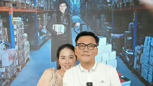 叶璇李国庆官宣恋情，叶璇看李国庆眼神充满爱意，两人一起带货