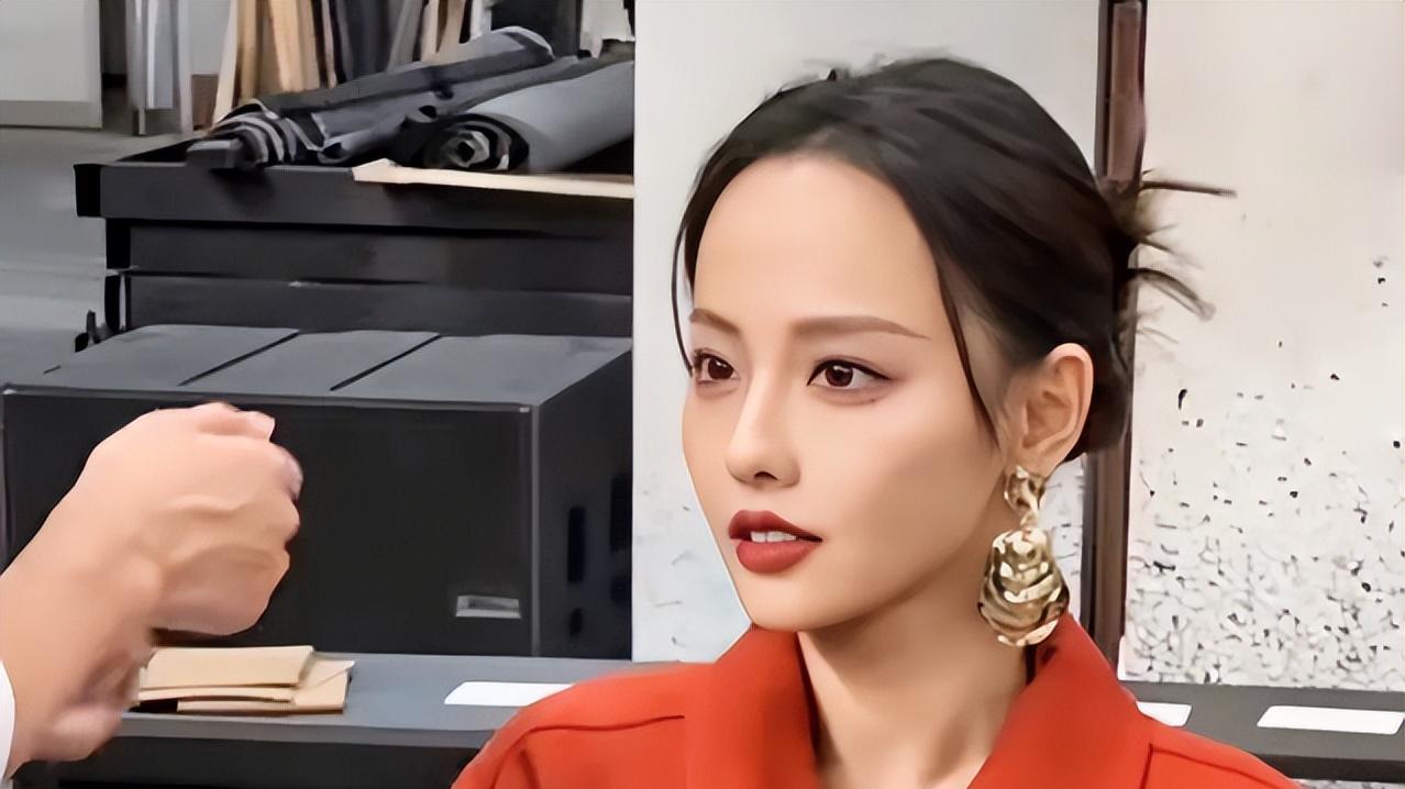 张嘉倪生图流出引热议！穿红大衣明艳动人超吸睛，网友：梦回紫菱