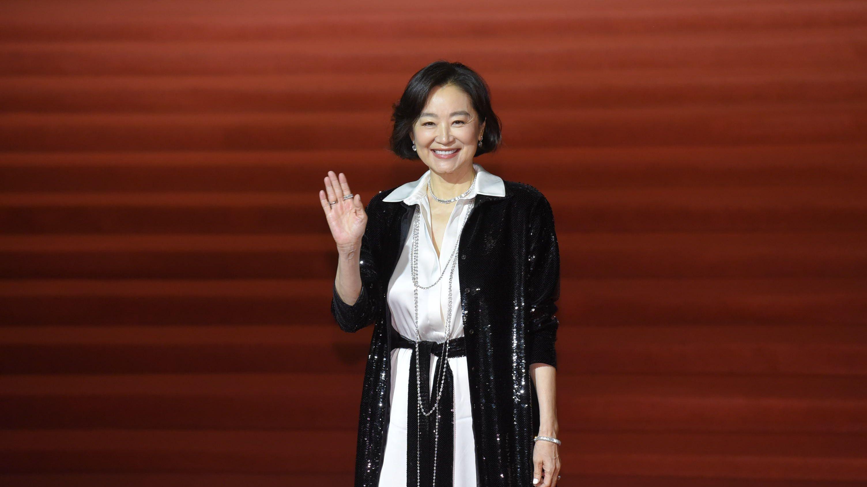 69岁林青霞买百元平价灵蛇耳骨夹审美前卫，气质优雅没有任何白发