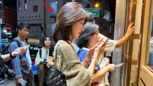 毛晓彤买甜品被偶遇，衣衫褴褛大腿粗壮，脸大变样但是侧颜很惊艳