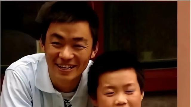 王宝强|王宝强和儿子近照曝光，网友笑了：基因太强大，谁是生父一目了然