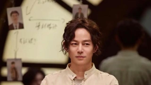 何炅|何炅频上热搜，独特发型彰显魅力，主持更让马英九泪目，厉害