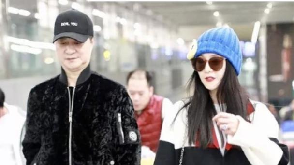 范冰冰携父母现身机场，67岁妈妈打扮花枝招展太招摇，把明星女儿的风头都抢光