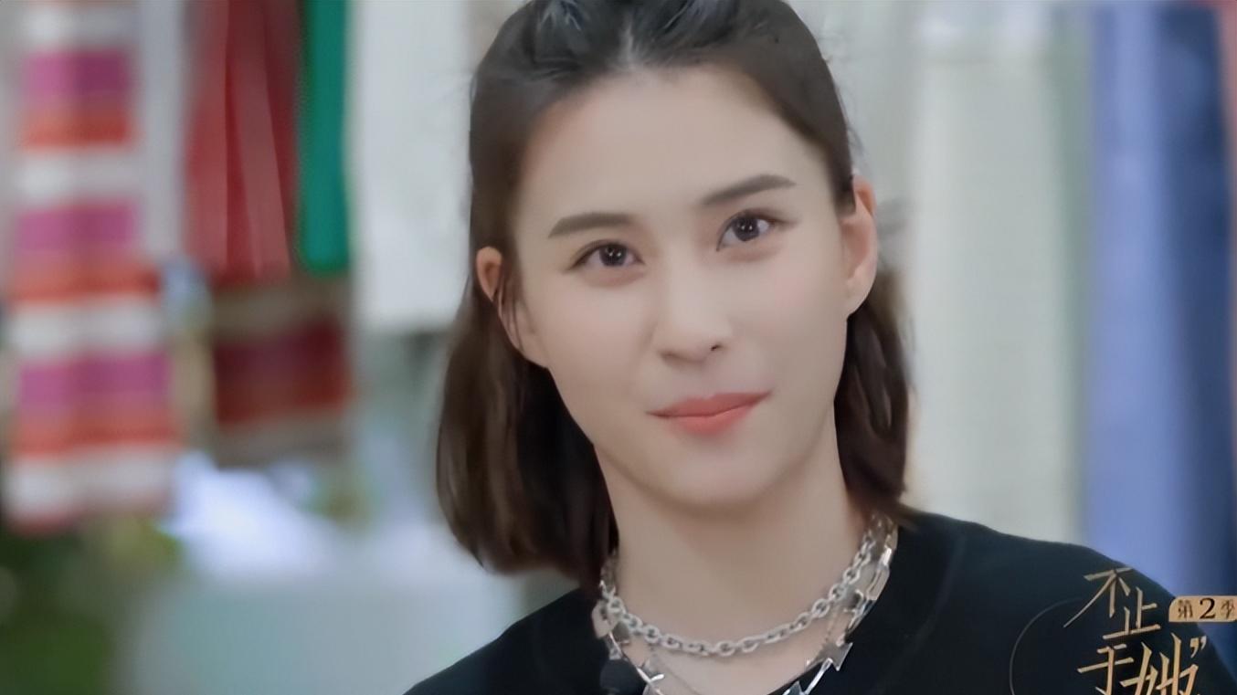 窦骁何超莲婚后首合体，几乎无互动，双双冷脸，引婚变猜想