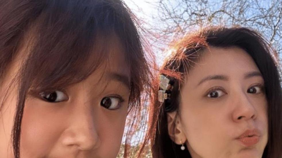 贾静雯|贾静雯17岁长女独自国外求学，染红发眼线夸张，大方承认想当艺人