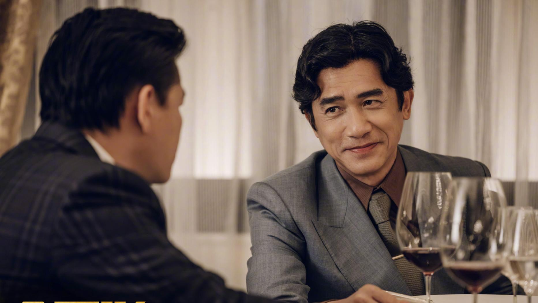 9小时票房破1.77亿！《亮星星》夺元旦档冠军，冯小刚新片垫底