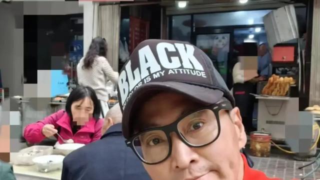 63岁何家劲参加商演好嗨，推开保安和女粉互动，生活富足仍接地气