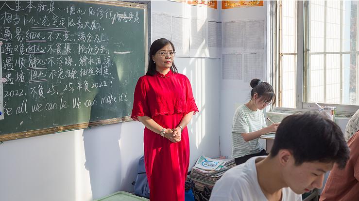 跳槽|新老师拒绝当班主任，调到保安岗位，年轻教师成为“校园软柿子”