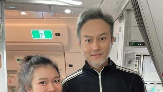 张智霖一家机场偶遇：21年婚姻如初，儿子身高破180cm