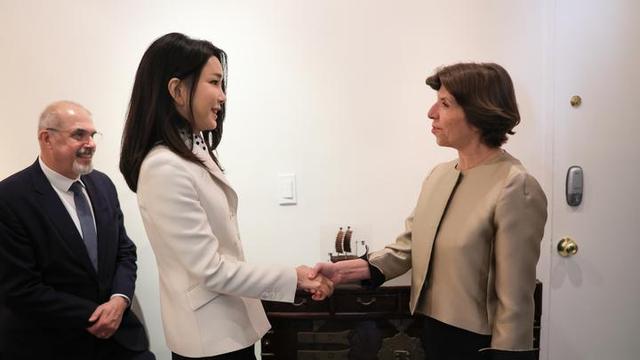 西装 韩国第一夫人真是长脸！穿白西装接见法国女外长，东方美貌赢麻了
