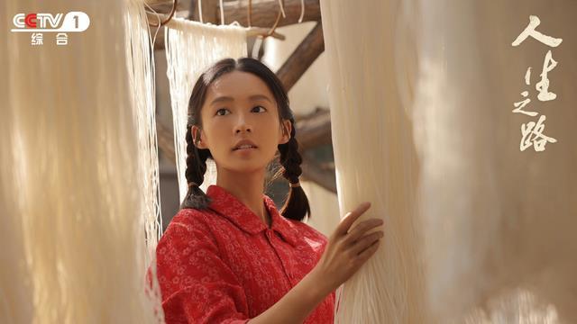 李沁|开播收视率破一，陈晓李沁新剧成央一王炸，观众评价却很犀利