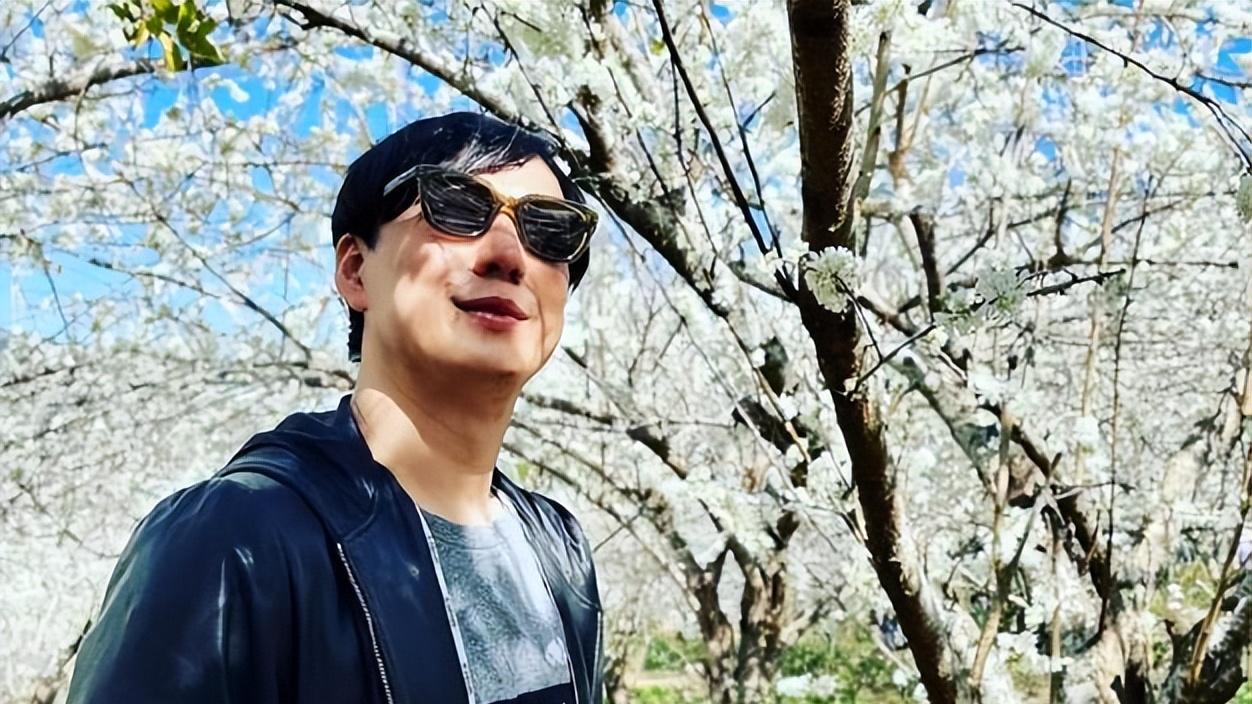 萧煌奇摘下墨镜自证双眼已经失明，不戴墨镜的照片公开