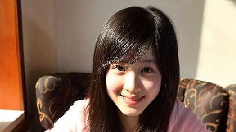 章泽天带娃马耳他度假，女儿穿碎花裙似公主，富养孩子见识多？