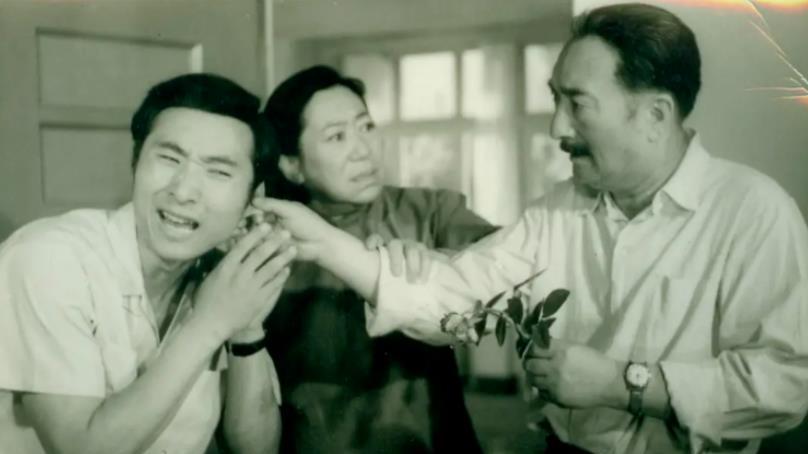 春晚|困在春晚小品笑与不笑的尴尬中，人们开始怀念陈佩斯