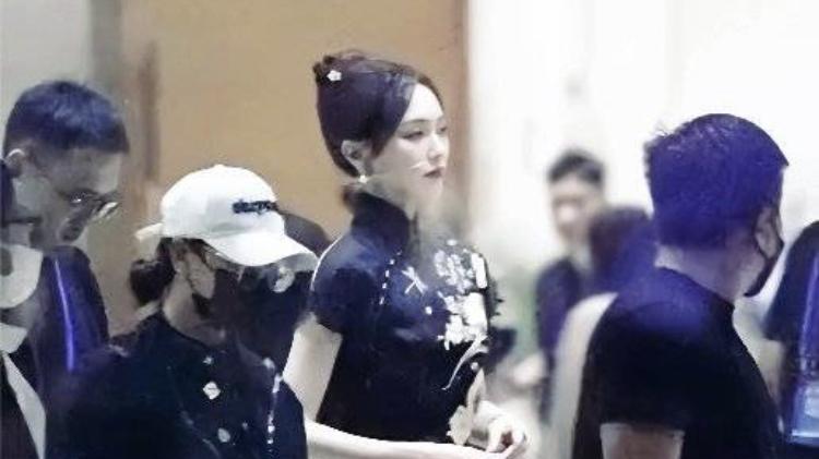 唐嫣《王牌8》路透照曝光，黑色旗袍彰显她的魅力与气质！