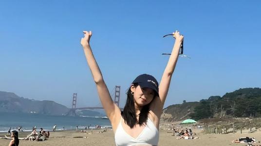 欧阳娜娜泳装照引爆网络！21岁艺人大胆突破，网友热议胸型之争