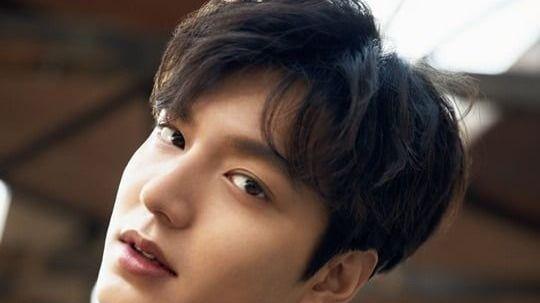 李敏镐最新合影胖到认不出！面部浮肿像发面馒头，双下巴严重分层