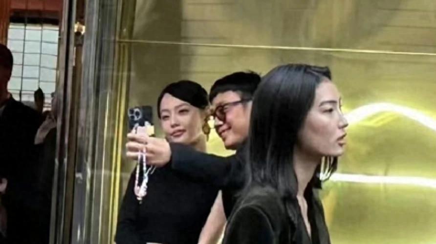 张嘉倪观看演出后事业堪忧，买超口碑发生变化，本人回应引热议