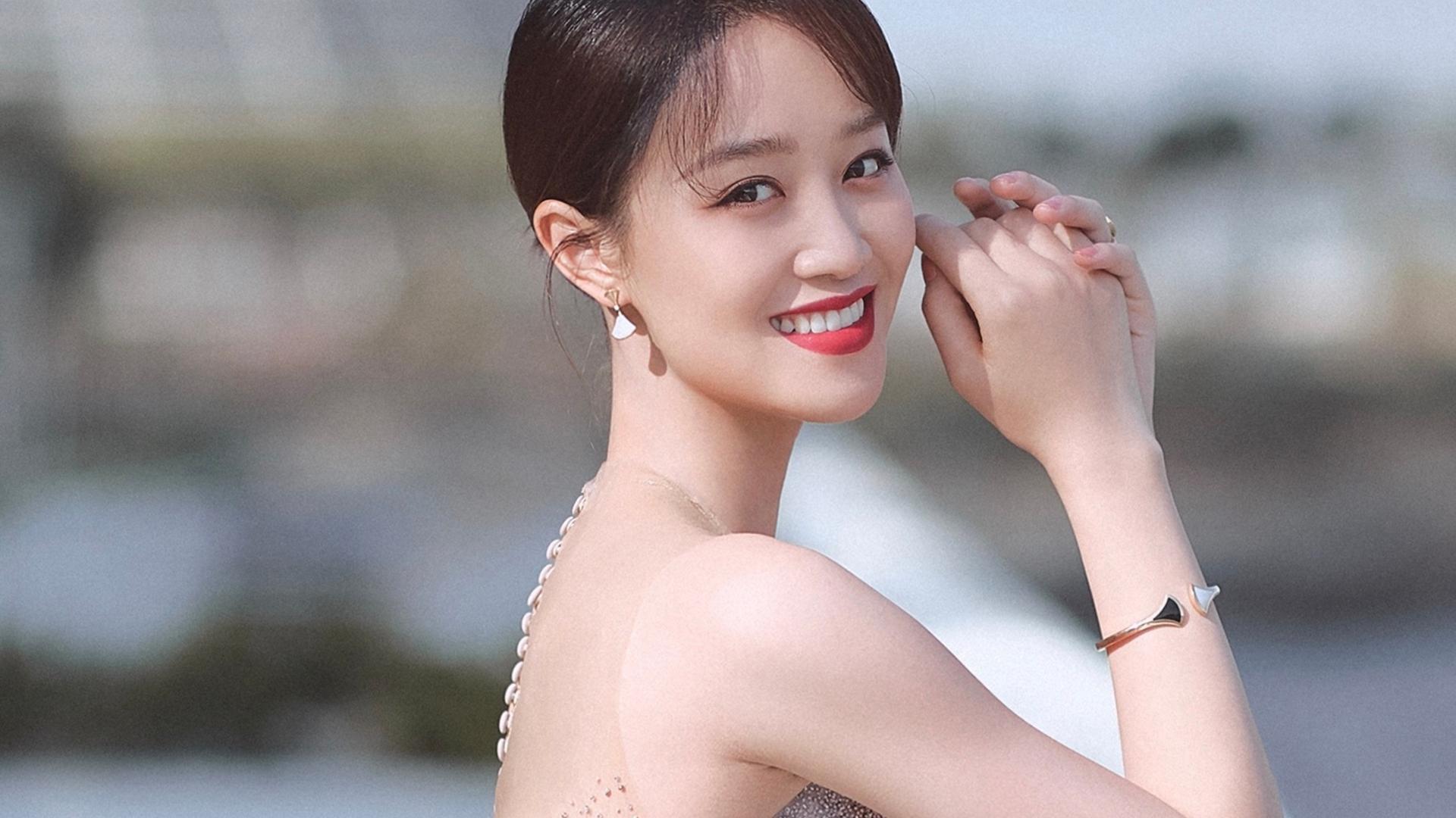 蓝盈莹恋情曝光，富二代男友身家过亿，网友：爱情还是金钱交易？