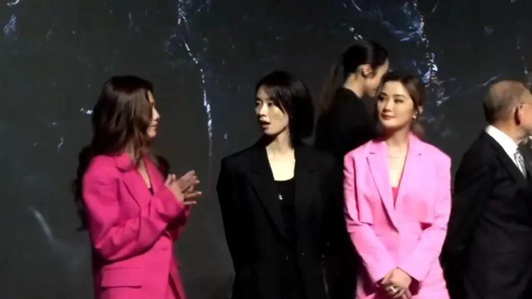 阿Sa|旧爱名场面又来了！陈伟霆与阿Sa同框，女方尴尬撞衫！