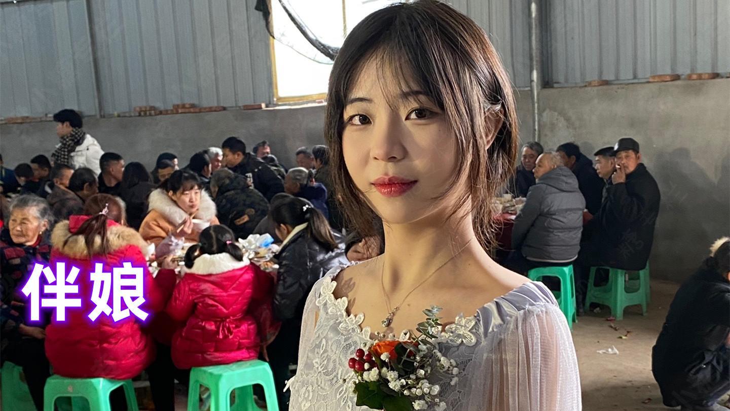 伴郎在婚礼上戏耍新娘，只因帮其点烟